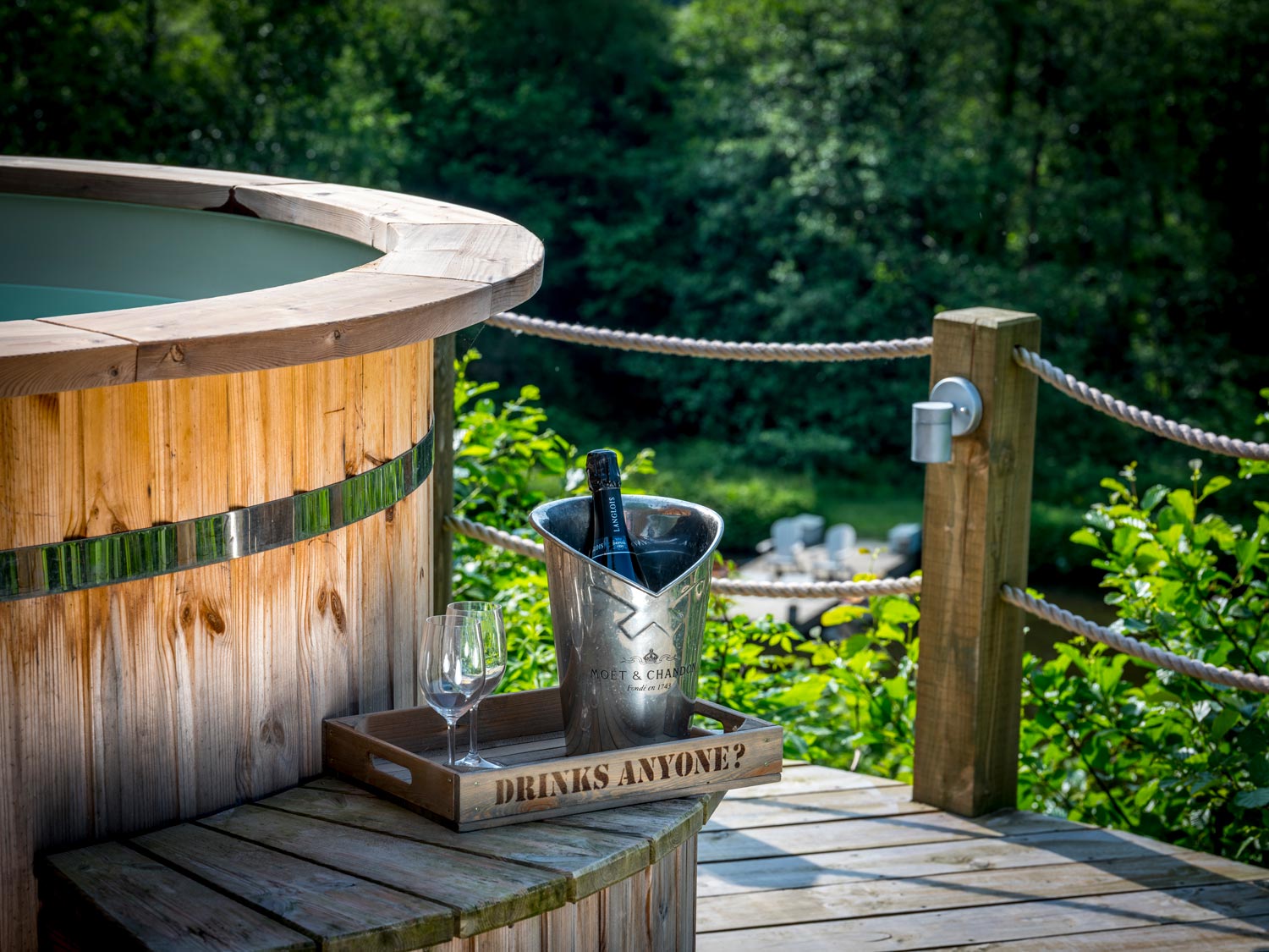 Enjoy Champagne from the hot tub and luxury glamping at Longlands